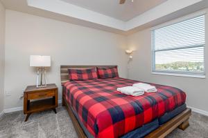 Comfortable 2BR Condo w Lake Views