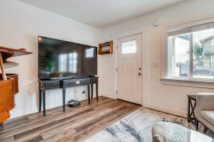 Home 1 Mi to DTLA Room to Work and Relax!