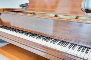 Home 1 Mi to DTLA Room to Work and Relax!