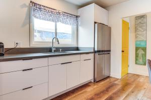 Home 1 Mi to DTLA Room to Work and Relax!