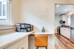 Home 1 Mi to DTLA Room to Work and Relax!