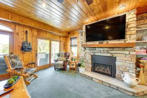 Charming Cottage Steps to Lake Wandawega!