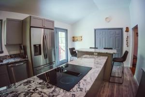 Resting Point - Hot Tub, Firepit, Spacious 4-BR Home