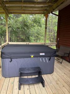 Resting Point - Hot Tub, Firepit, Spacious 4-BR Home