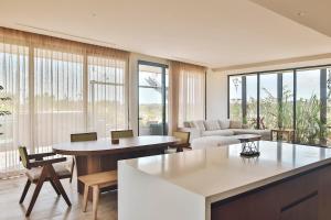 Lux Apartment Free beach shuttle,Gym,Private pool