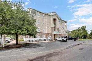 4 Bedroom modern condo with community pool