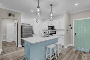 4 Bedroom modern condo with community pool