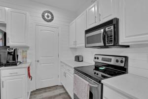 4 Bedroom modern condo with community pool