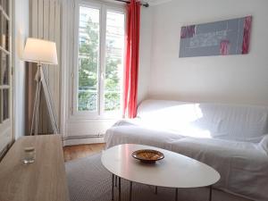 a calm double bedroom in F3 chez lhabitant Paris14eme parc Montsouris