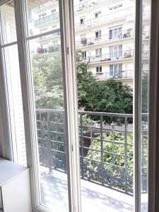 a calm double bedroom in F3 chez lhabitant Paris14eme parc Montsouris