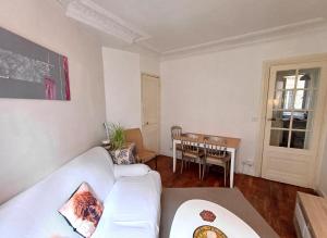 a calm double bedroom in F3 chez lhabitant Paris14eme parc Montsouris