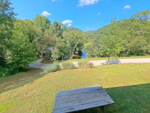 Covered Bridge Hideaway, swimming hole hot tub