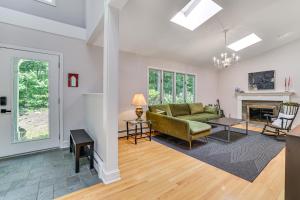 Cozy Woodland Home! Ski and Hike Coastal Connecticut