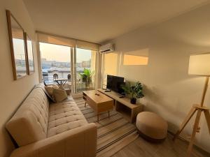 HOM I A pasos Metro Toesca y del Movistar Arenas