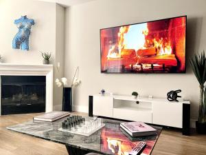 Sexy One Bedroom Apartment - Pool View & Parking