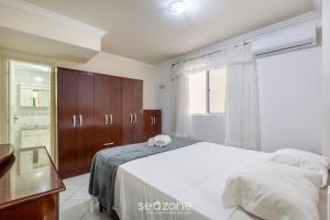 Aptos completos a passos do mar em Meia Praia – OBS