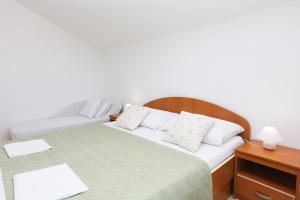 Apartments by the sea Grebastica, Sibenik - 4881