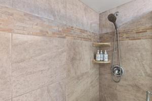 Kamaole Sands 8-204- Kihei resort condo, AC, across street from beach