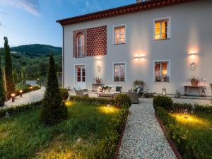 Villa in Lucca with Jacuzzi and Wine Tours