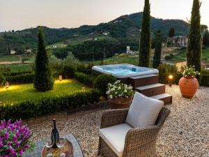 Villa in Lucca with Jacuzzi and Wine Tours