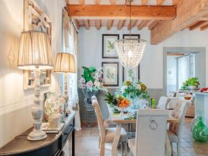 Villa in Lucca with Jacuzzi and Wine Tours