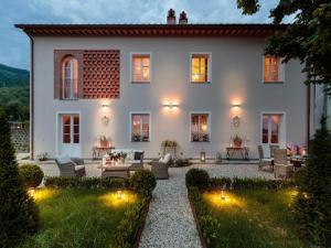 Villa in Lucca with Jacuzzi and Wine Tours