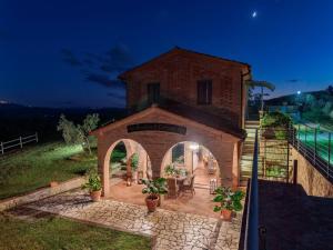 Villa in Tuscany with Panoramic Views and Pool