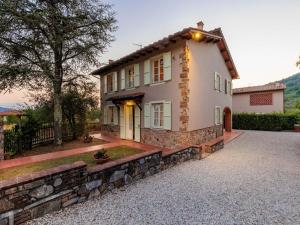 Villa in Lucca with Pool near Serchio River