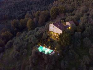 Villa in Tuscany with Infinity Pool and Views