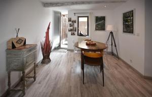 Maisons de vacances Beautiful Home In L'isle-Sur-La-Sorgue : photos des chambres