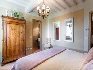 Villa in Tuscany with Panoramic Vineyard Views