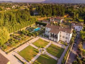 Luxury Villa with Pool in Lucca