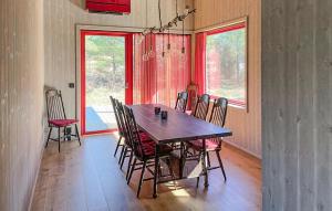 2 Bedroom Cozy Home In Lärbro