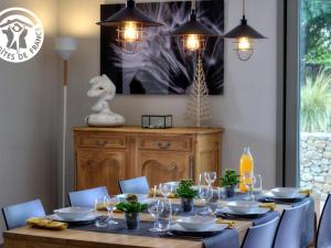 Maisons de vacances Gite moderne avec jardin, etang, terrasses et confort tout inclus a Montbrison - FR-1-496-157 : photos des chambres
