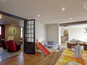 Grande maison rénovée, espace et charme au cœur de Saint-Symphorien-de-Lay - FR-1-496-312