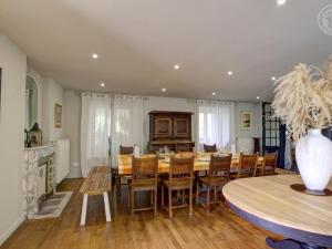 Grande maison rénovée, espace et charme au cœur de Saint-Symphorien-de-Lay - FR-1-496-312