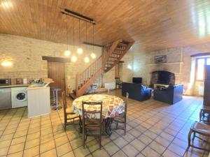 Maisons de vacances Charmante maison perigourdine avec jardin, cheminee, Wifi et equipements bebe, proche de Sarlat - FR-1-616-130 : photos des chambres