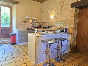 Maisons de vacances Charmante maison perigourdine avec jardin, cheminee, Wifi et equipements bebe, proche de Sarlat - FR-1-616-130 : photos des chambres