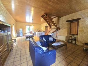 Maisons de vacances Charmante maison perigourdine avec jardin, cheminee, Wifi et equipements bebe, proche de Sarlat - FR-1-616-130 : photos des chambres