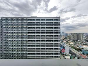 1BR Condotel with Balcony at FAME Residences #FM04-1