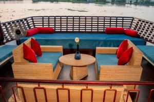 Boats N Beds - Sharing Houseboats