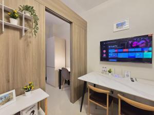 1BR Condotel with Balcony at FAME Residences #FM10-1