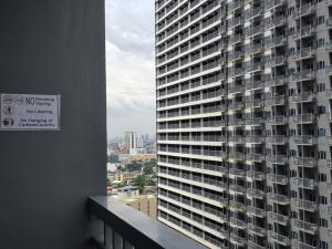 1BR Condotel with Balcony at FAME Residences #FM10-1