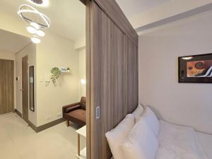 1BR Condotel with Balcony at FAME Residences #FM10-1