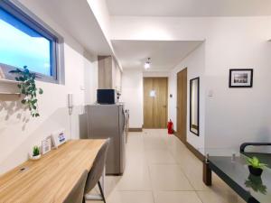 1BR Condotel with Balcony at FAME Residences #FM11-1