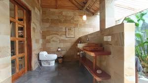 2BDR villa, 5-min walk to beach