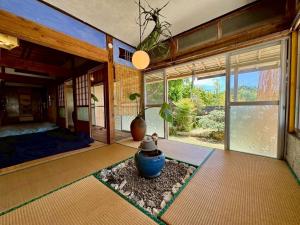 -大人数で泊まれる一棟貸し-なかまあじーんやー海近くの素敵な島暮らし体験-手久津久-