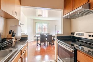 Modern & Cozy 2 Bedroom 2 Bathroom Sofabed Suite