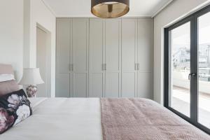 Luxury 3-BD condo with 80sqm balcony in Glifada