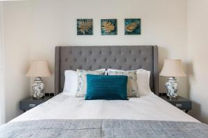 Luxury 3-BD condo with 80sqm balcony in Glifada